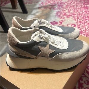Vintage Havana Gray and White Sneakers with Cushioned Design